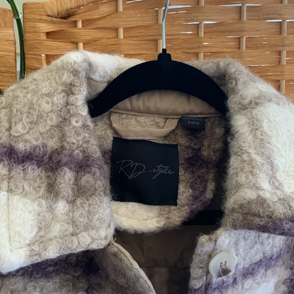 RD Style brand NWT. Shacket, size S crop style. Cream, purple and taupe. - Picture 4 of 5